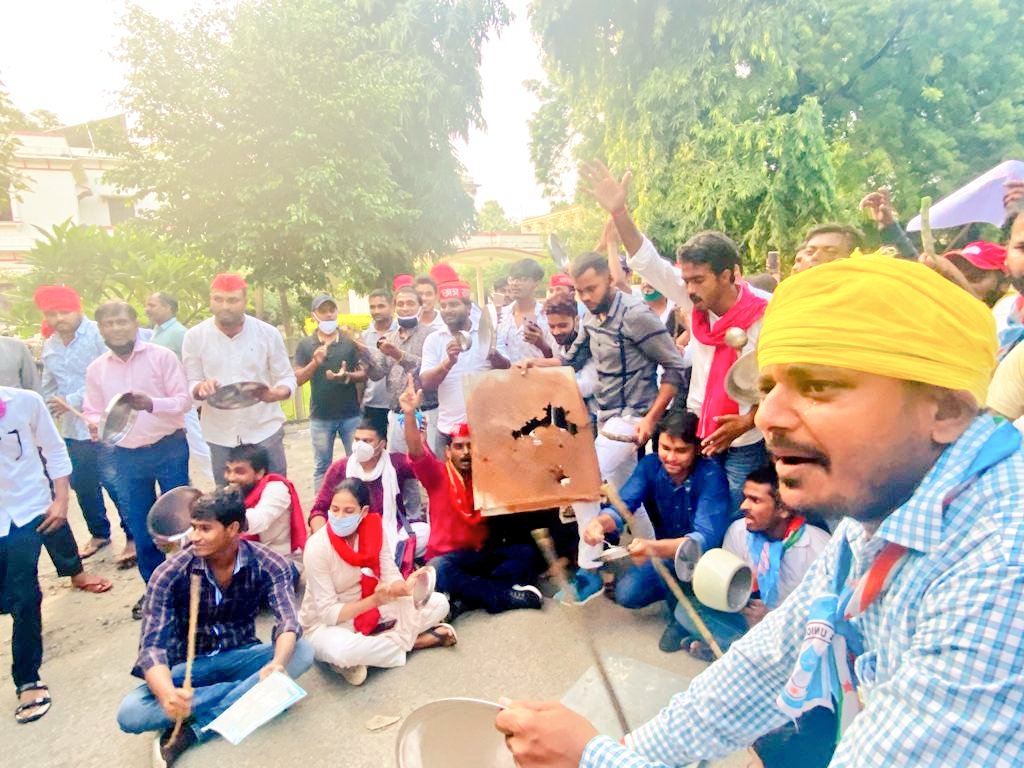 NehaYadavBHU's tweet photo. रोजी रोटी दे सके जो वो सरकार निकम्मी है।
जो सरकार निकम्मी है,वो सरकार बदलनी है।।

#बेरोजगारी_पर_थाली_बजाओ
#5बजे5मिनट https://t.co/KD0UYoaLsl