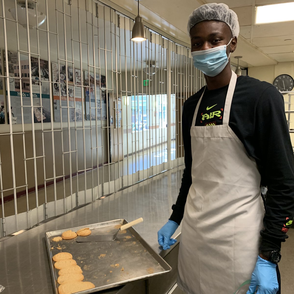 TacomaMission's tweet photo. Another great volunteer group today! Interns from Motion Church took over our kitchens and donation center to help serve our most vulnerable neighbors.
#Volunteer #MotionChurch #FoodPrep #Donation #Service #Tacoma #Mission #RescueMission #Homelessness https://t.co/9WyNdG3l6O