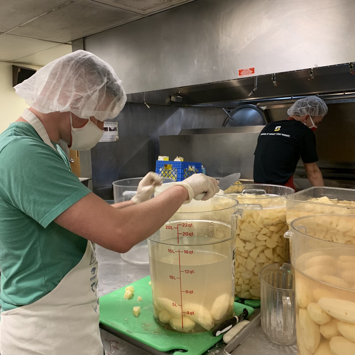 TacomaMission's tweet photo. Another great volunteer group today! Interns from Motion Church took over our kitchens and donation center to help serve our most vulnerable neighbors.
#Volunteer #MotionChurch #FoodPrep #Donation #Service #Tacoma #Mission #RescueMission #Homelessness https://t.co/9WyNdG3l6O
