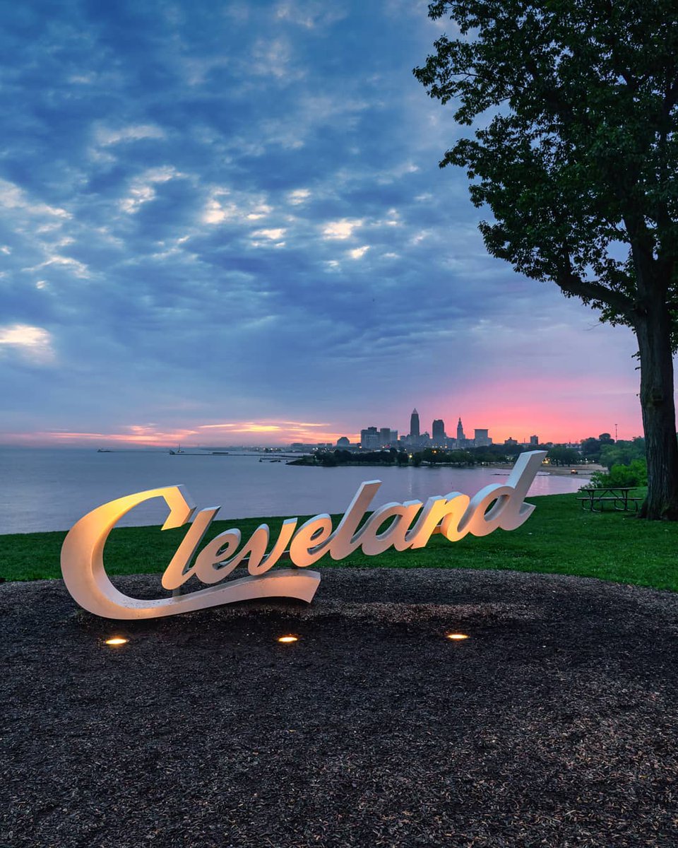 clevelanddotcom's tweet photo. SO beautiful! 😍 This picture-perfect sunrise snapshot of Cleveland is spectacular 💜

Photo: @igor_oliyarnik https://t.co/ryvmsRsPNU