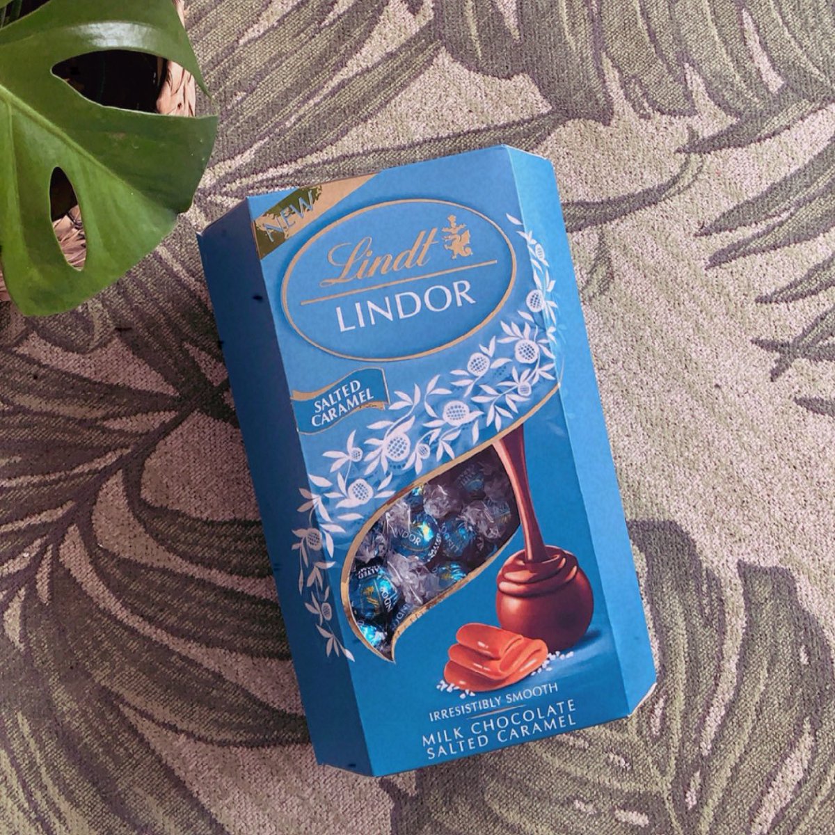 LOKALza's tweet photo. Apart from this awesome way of launching the new Salted Caramel truffle, can we take a moment for how epic this press drop is?! 🤩 #LindtLoveSA get your truffles at selected retailers &amp; Lindt Boutiques! https://t.co/bx9zZkYkDw