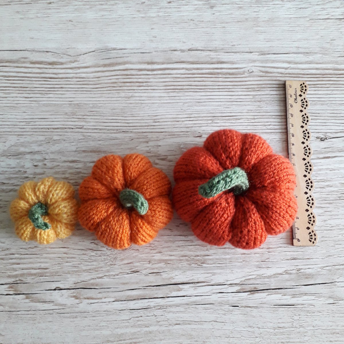 ClaireFairall's tweet photo. Three sizes of pumpkin, although you can get even more variety if you try different yarns...( Its a 15cm/6" Ruler)https://t.co/I84Uj7MYV2 #knittedpumpkinpattern #knittedpumpkins #pumpkindecor #halloweenpumpkins #easyknitting https://t.co/pJn9TMFLGQ