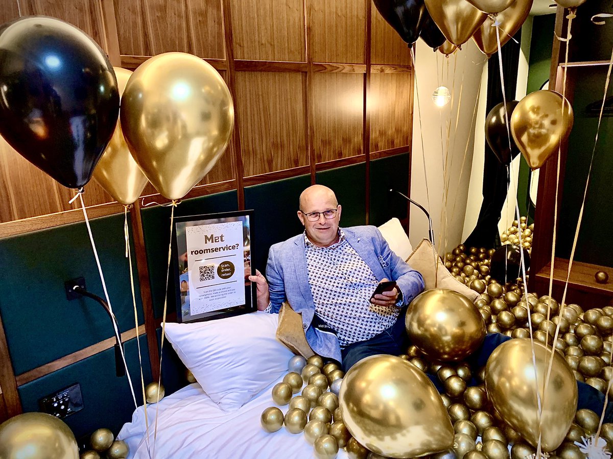 De start van mijn nieuwe carrière als Instagram influencer… 😂 Hahaha, dank Met Hotel Amsterdam en Nick van Teeffelen voor deze prachtige stunt! Want zeg nou zelf, roomservice met booq QR-bestellen is toch een gouden idee?