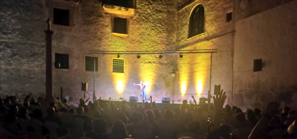 ajAltafulla's tweet photo. Ahir vam gaudir de la Nit d'humor on vam exhaurir les 185 entrades i vam riure molt passant una bona estona còmica amb #javisancho #GuillemEstadella i #juliacreus a la plaça de l'Església per la #FMLaPetita2020 més actes a https://t.co/6Pa0ReALvW #DistanciaMansMascareta 👇 https://t.co/ksKUnzaYdr