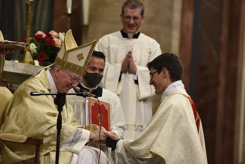 opusdei_es's tweet photo. Card. Parolín: «Ser pastor es asumir el estilo de vida de Jesús». #Ordenaciones https://t.co/DixsHq1qBY https://t.co/iIG5kVGrsf