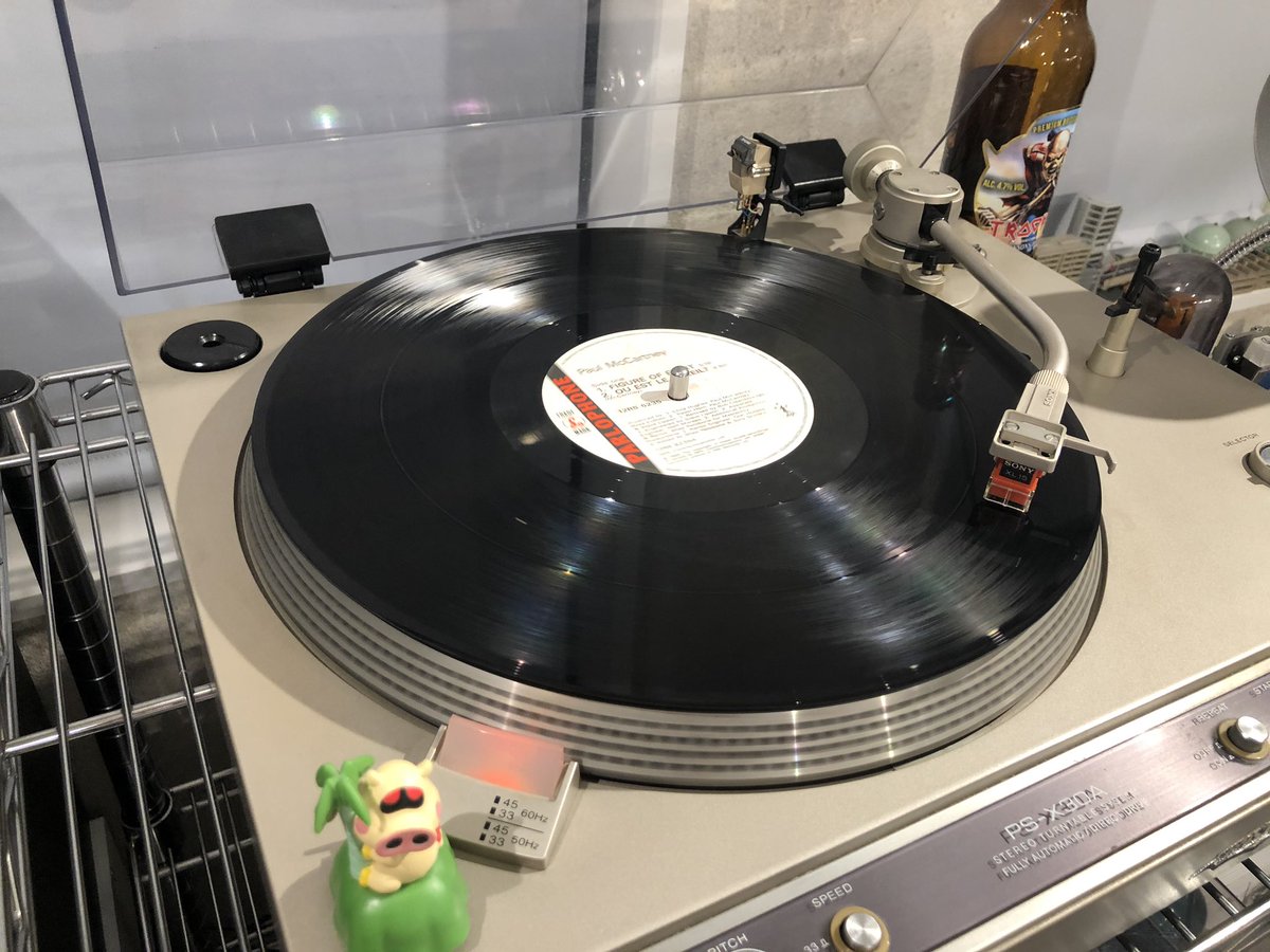 mr_tako_seijin's tweet photo. Figure Of Eightはやり直したシングルの方がアルバムより良いとの話は本当かどうか。
確かにシングルの方がノリがヘヴィだし、マッカの歌い回しも熟れている感じ。
アルバムver.は中途半端に終わってしまう印象が強くなっちゃったw
#PaulMcCartney
#figureofeight https://t.co/W3YsnmMQKt