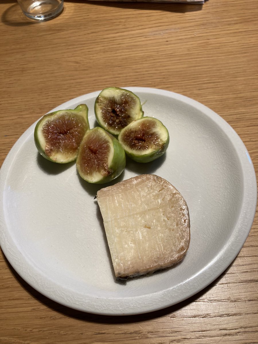 PaulEtSonMonde's tweet photo. #DailyFresh #TonyDanza #SimpleAF
Pecorino affiné dans des feuilles de noyer ✅
Figues cueillies dans l’heure ✅ https://t.co/Faa3C85N1V