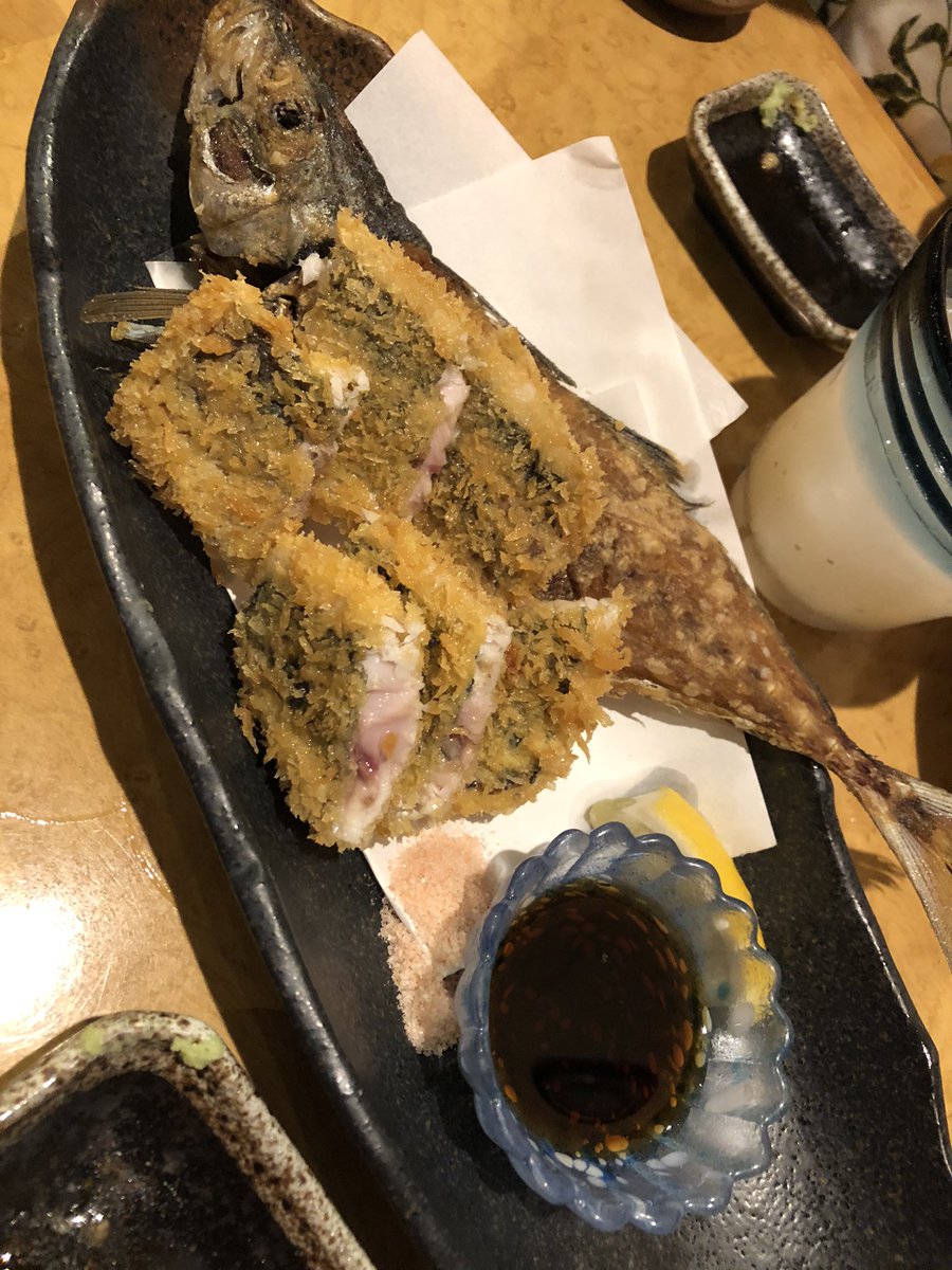 しょうへいへい こんばんは 今宵は久しぶりに居酒屋さん 新橋にある 鱗 ってお店に行ってきました のどぐろの刺身付きで1人780円はお得 アジフライも刺身用をレアで揚げてくれて骨はカリカリ 身はジューシーなレア感がサクサクの