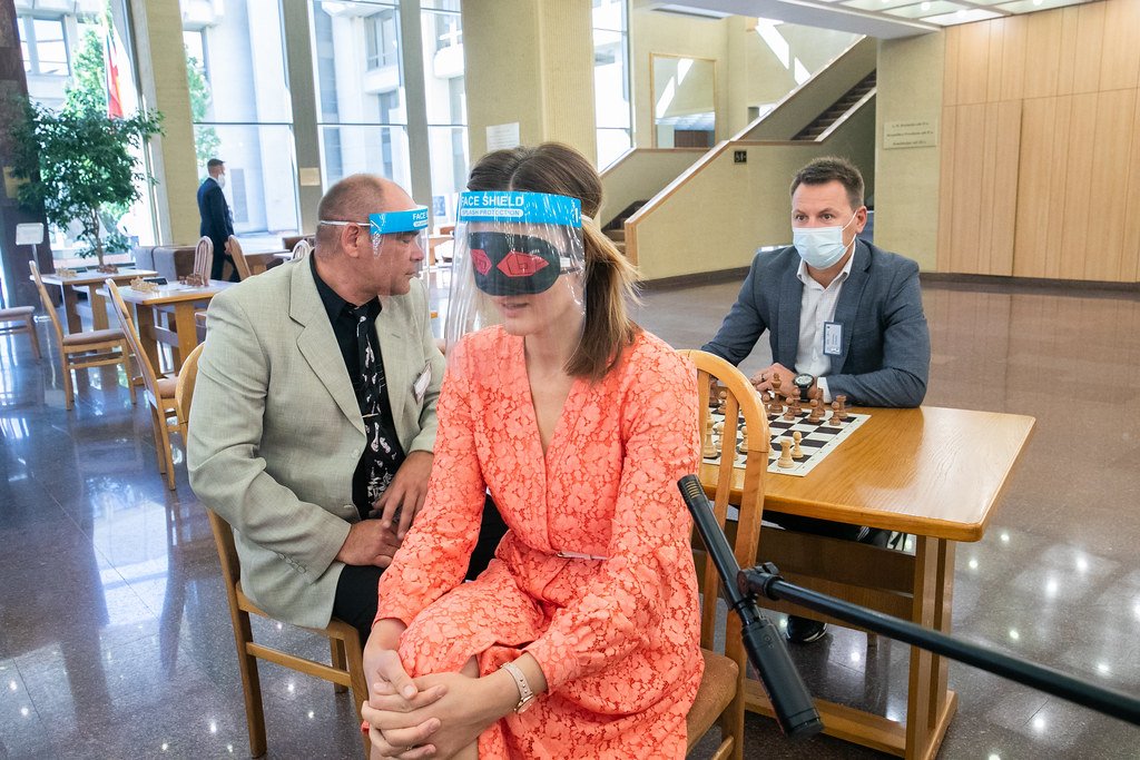 Playing blindfold #chess is quite a challenge, especially when you have to wear 2 masks! 
#Seimas #ChessCup