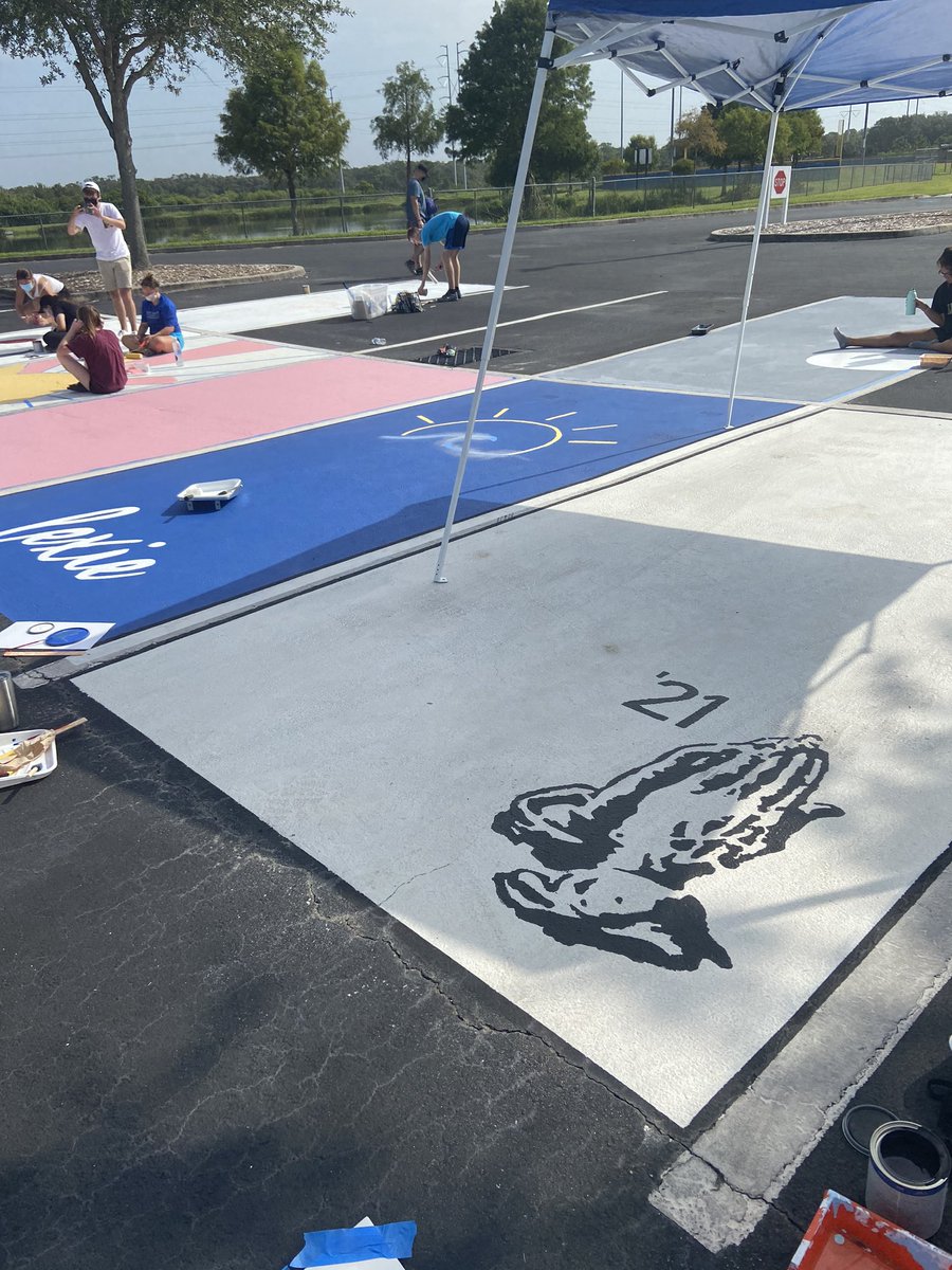 lauralee7997's tweet photo. Senior Shark parking spot painting today! It’s a hot one 🥵 Class of 2021 already REPing school spirit!! 💙🦈#2021sharks #pascoproud @pascoschools @AncloteSharks https://t.co/m6imkog7ZN