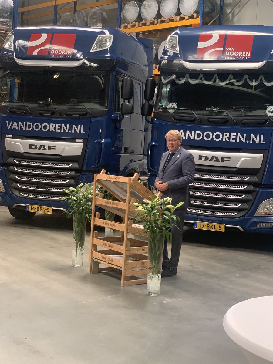 JaapSmitCdK's tweet photo. Van Dooren Transport in @gem_hillegom van harte gelukgewenst met het eervolle predicaat ‘Bij Koninklijke Beschikking Hofleverancier’. Een kroon op 125 jaar geschiedenis. https://t.co/KZTnrA8MYD
