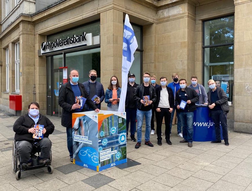 #Kommunalwahl2020 in #Essen: In #Rüttenscheid unterstütze ich gerade die <a href="/ju_essen/">Junge Union Essen</a> sowie die örtlichen Kandidaten Eva Großimlinghaus und Norbert Kleine-Möllhoff. #Kufen2020 #CDU