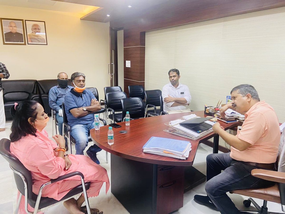 YaminiYJadhav's tweet photo. राणीबाग उद्यान मॉर्निंग वॉकसाठी खुले करावे,अशी रहिवाशांची मागणी आहे. त्यानुसार उद्यान संचालक डाॅ.संजयकुमार त्रिपाठी यांच्याशी चर्चा केली. त्यांनी सकारात्मक प्रतिसाद दिला. प्राण्यांची सुरक्षा लक्षात घेऊन याबाबत चाचपणी करु अस��� आश्वासन यावेळी त्यांनी दिले.
@OfficeofUT @AUThackeray https://t.co/Ze0b8Zzo0T