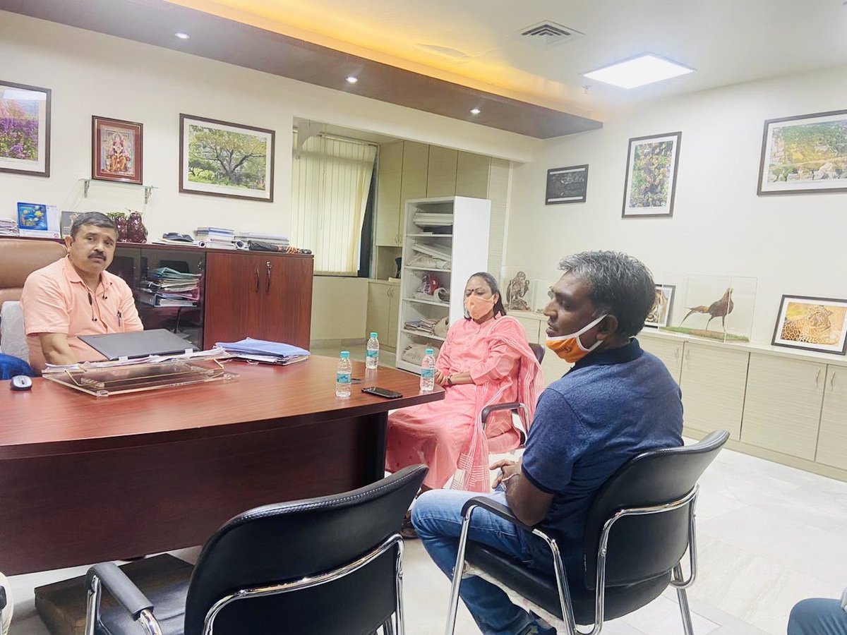 YaminiYJadhav's tweet photo. राणीबाग उद्यान मॉर्निंग वॉकसाठी खुले करावे,अशी रहिवाशांची मागणी आहे. त्यानुसार उद्यान संचालक डाॅ.संजयकुमार त्रिपाठी यांच्याशी चर्चा केली. त्यांनी सकारात्मक प्रतिसाद दिला. प्राण्यांची सुरक्षा लक्षात घेऊन याबाबत चाचपणी करु अस��� आश्वासन यावेळी त्यांनी दिले.
@OfficeofUT @AUThackeray https://t.co/Ze0b8Zzo0T