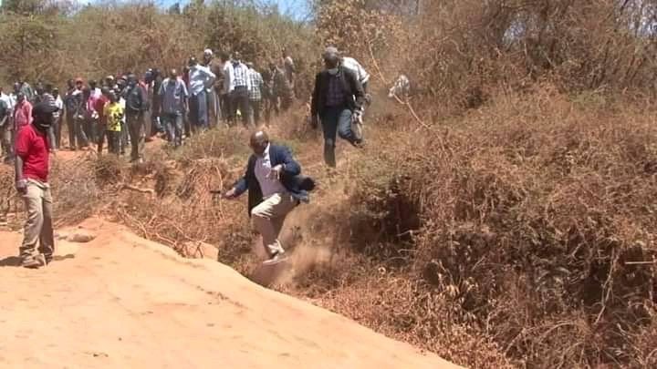 Nthapeleng__'s tweet photo. Kenyans chased away a Member of Parliament and pelted him with stones for making empty promises to them...

Fellow South Africans, take note✍🏾 https://t.co/ECCS3vUuz4