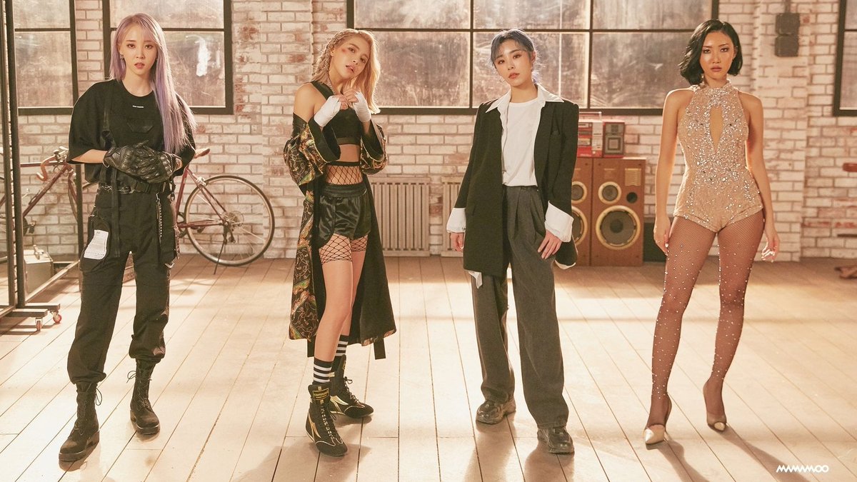 Since we are all waiting for a comeback, here's the meanings behind  @RBW_MAMAMOO latest comeback concept 'reality in BLACK', a thread  #MAMAMOO