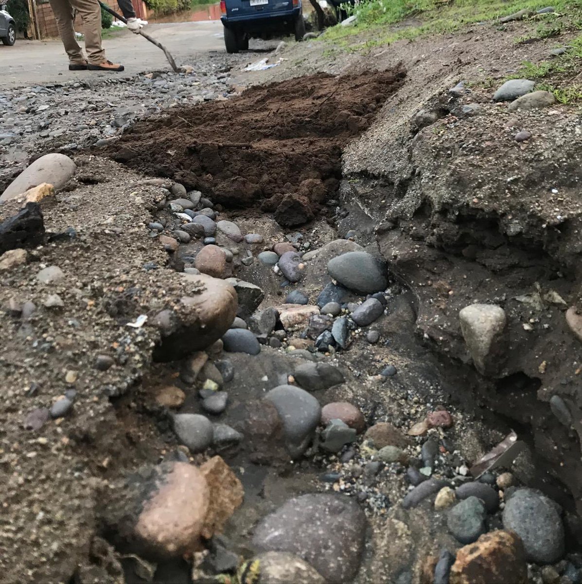 InclusivoLos's tweet photo. IMÁGENES ACTUALES 📍 #losromeros #concon Imágenes de DESPUÉS de las lluvias (sacadas los pasados 26 y 27 de agosto, 2020). ESTA SITUACIÓN SIGUE HASTA HOY, necesitamos una solución ya! #pavimentolosromeros #losromerosinclusivo #nomasbarro #nomaspolvo #valpo https://t.co/zTae0cfcRW