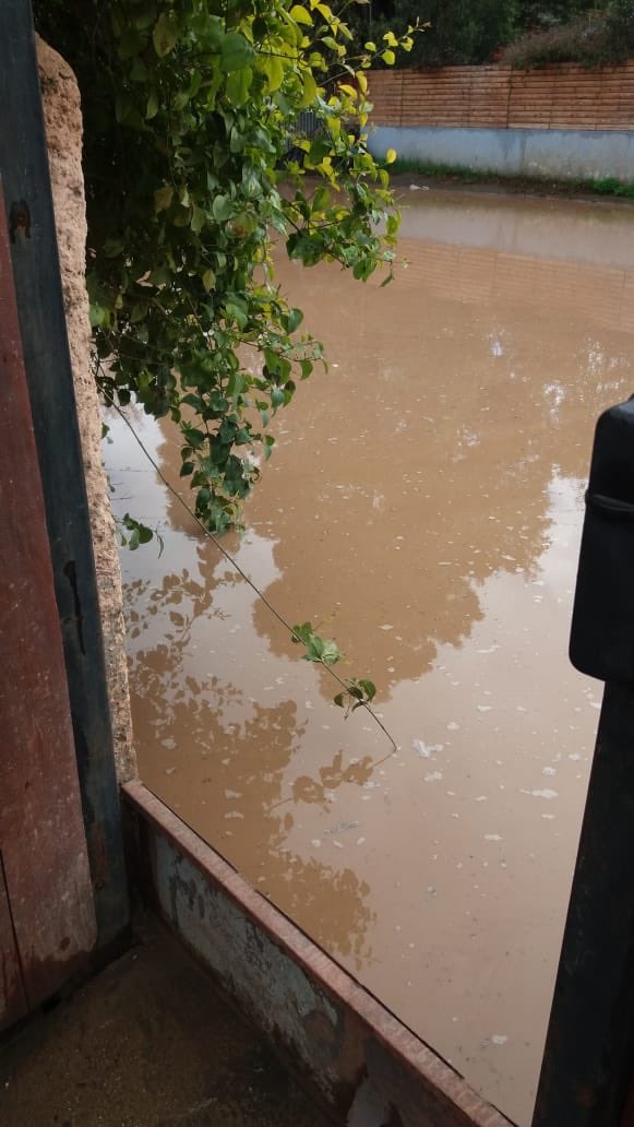 InclusivoLos's tweet photo. IMÁGENES ACTUALES 📍 #losromeros #concon Imágenes de DESPUÉS de las lluvias (sacadas los pasados 26 y 27 de agosto, 2020). ESTA SITUACIÓN SIGUE HASTA HOY, necesitamos una solución ya! #pavimentolosromeros #losromerosinclusivo #nomasbarro #nomaspolvo #valpo https://t.co/zTae0cfcRW