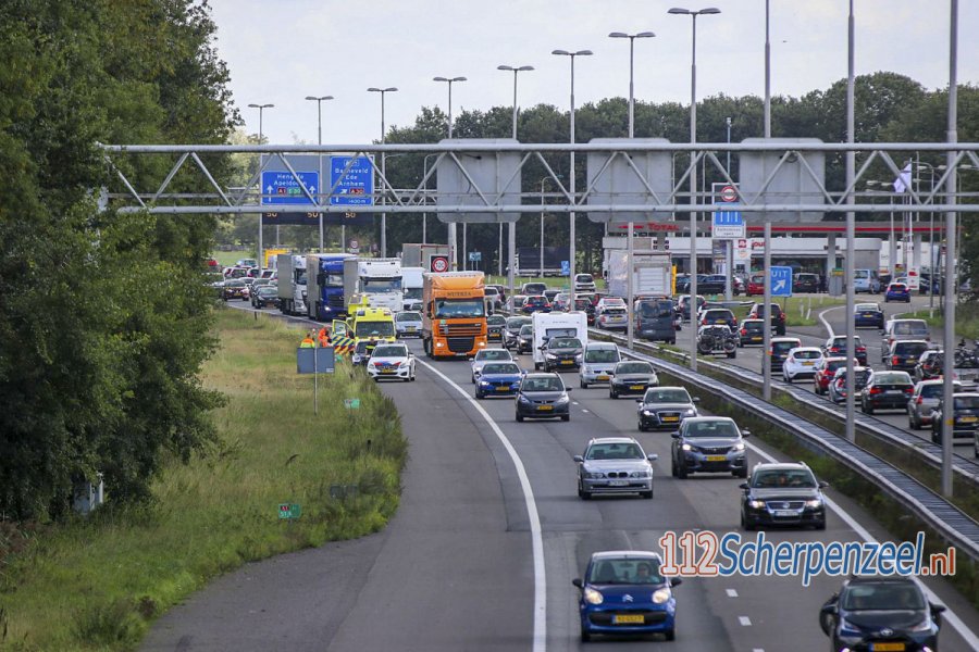 Enorme file na kop-staart aanrijding op A1 bij #Terschuur. 112Scherpenzeel.