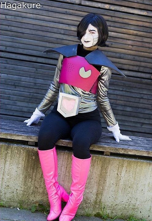 kaiicaramba's tweet photo. For context: I used to cosplay Mettaton from Undertale A LOT
I once cosplayed The Distortionist from Ghost And Pals' song and people kept asking me what kind of Mettaton that was ASFDSGF

Photographers:
@CynderAryan 
https://t.co/HqmZuY5AAq
@CorazonsGrave 
https://t.co/0abHuwZjhR https://t.co/xkZol2IQ7p