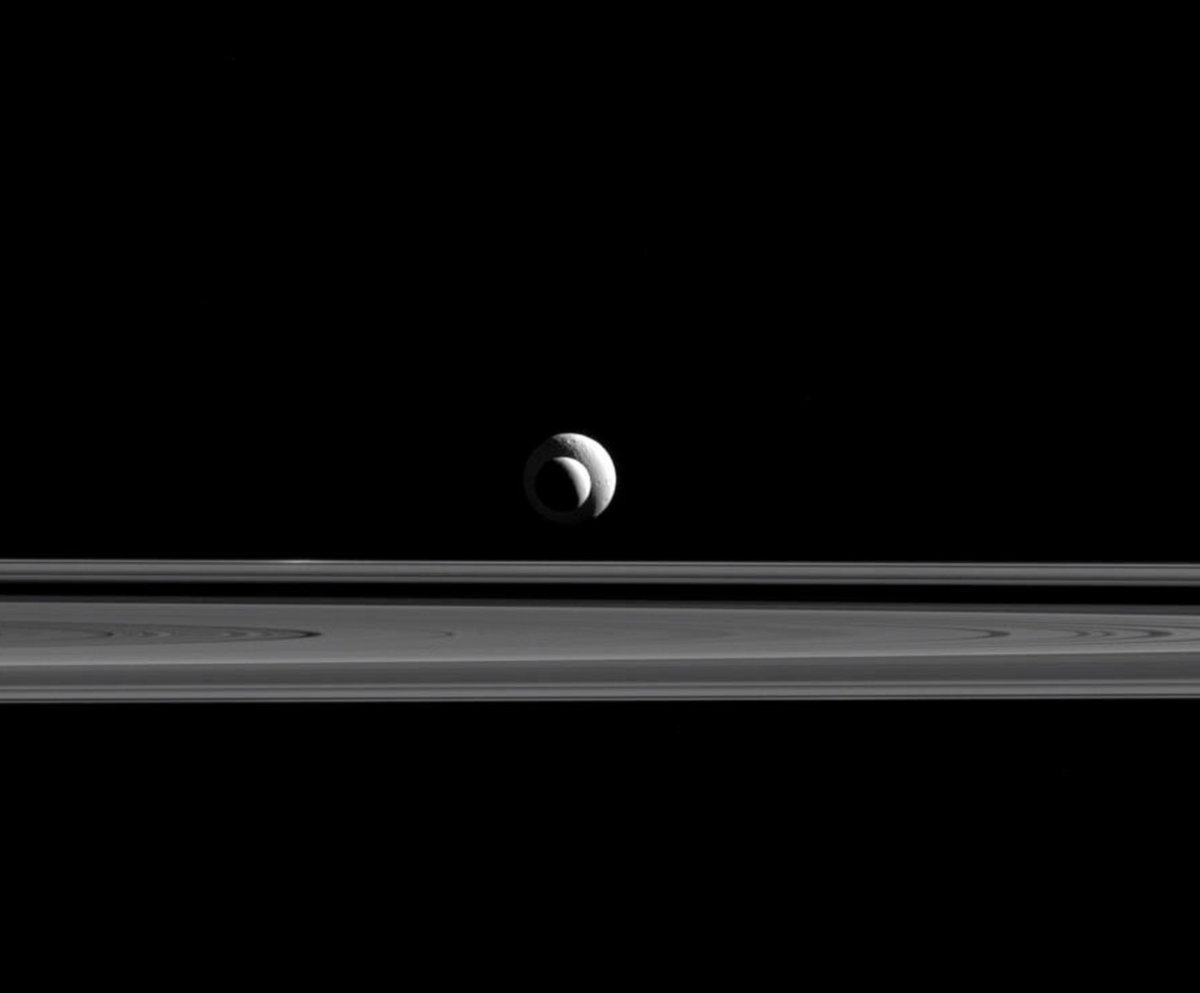 Vinay___Verma's tweet photo. Enceladus and Tethys (moons of Saturn) captured by Cassini spacecraft.
#UNIVERSE https://t.co/sLkqIbxLwI