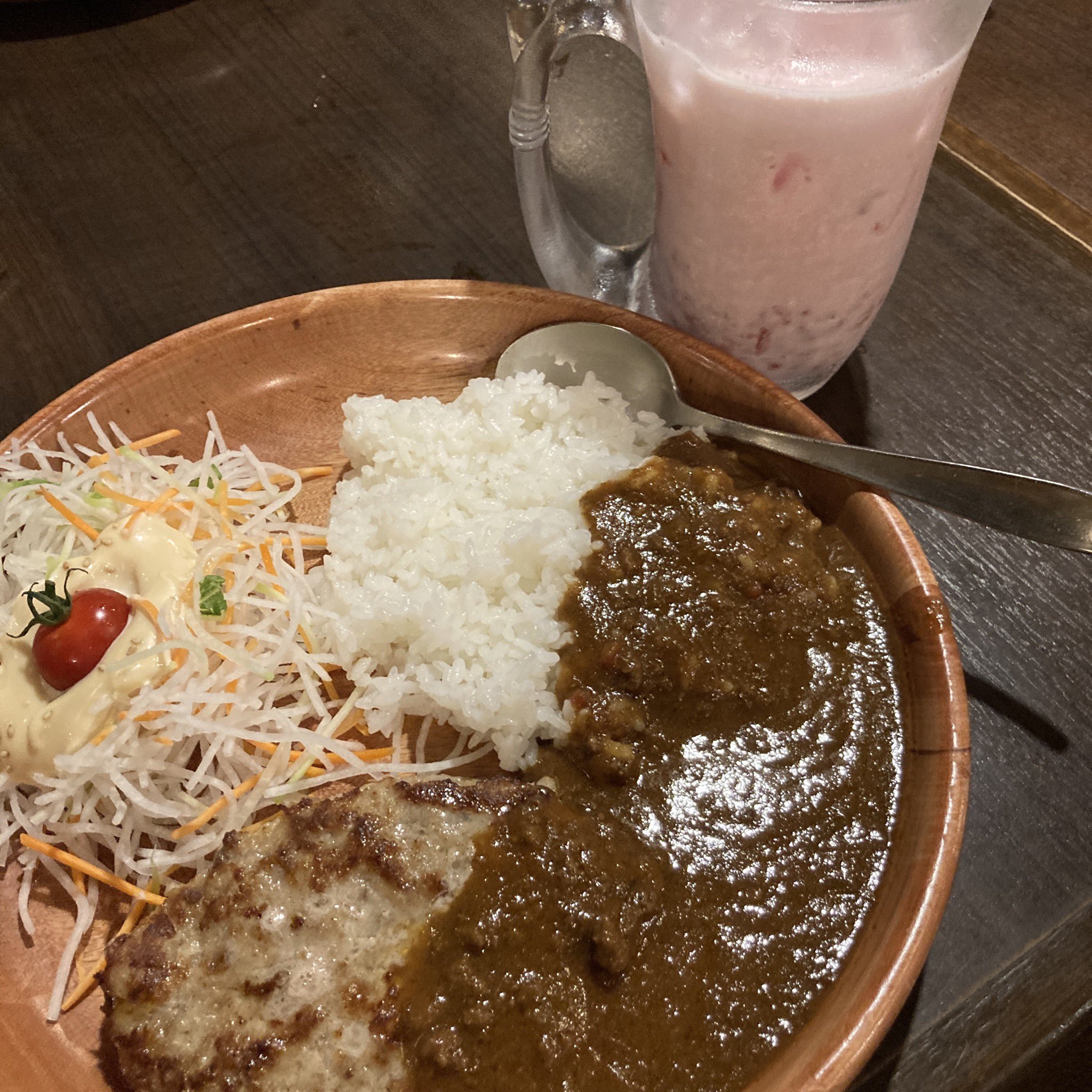 Minesota 久しぶりにびっくりドンキーにてカレーバーグディッシュとイチゴミルク 昔テレビ番組でtm Network の 宇都宮隆さんがびっくりドンキーのイチゴミルクが大好きっていうのを観て以来 毎回頼んでしまう 結構大きいグラスだけどあっという間 まいう Minesota 久しぶりにびっくりドンキーにてカレーバーグディッシュとイチゴミルク 昔テレビ番組でtm Network の 宇都宮隆さんがびっくりドンキーのイチゴミルクが大好きっていうのを観て以来 毎回頼んでしまう 結構大きいグラスだけどあっという間 まいう