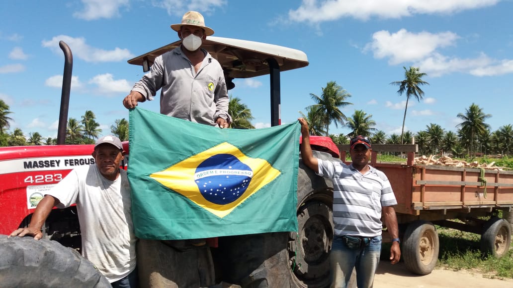 FSchwanke's tweet photo. Na comunidade de J Machado, em Acajutiba na Bahia os nossos agricultores familiares aderiram à campanha #produtorpatriota liderada pela ministra @TerezaCrisMS @jairbolsonaro . Nosso amor pelo Brasil se traduz pela nossa produção! @Mapa_Brasil https://t.co/BVgpWRuVfl