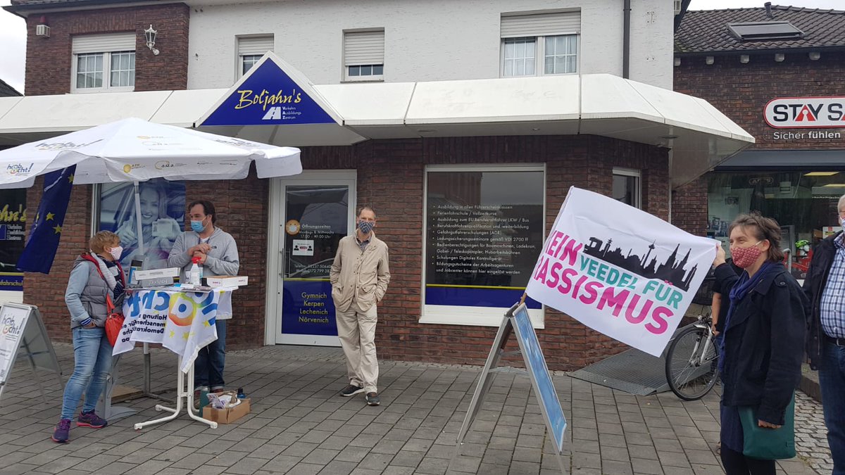 Auch heute in #kerpen "Gesicht für Vielfalt" gezeigt. Aus gegebenem Anlass mit der passenden Fahne von 
Kein Veedel für Rassismus <a href="/forCologne/">Kein Veedel für Rassismus</a> #11000Fahnen
#noAfD