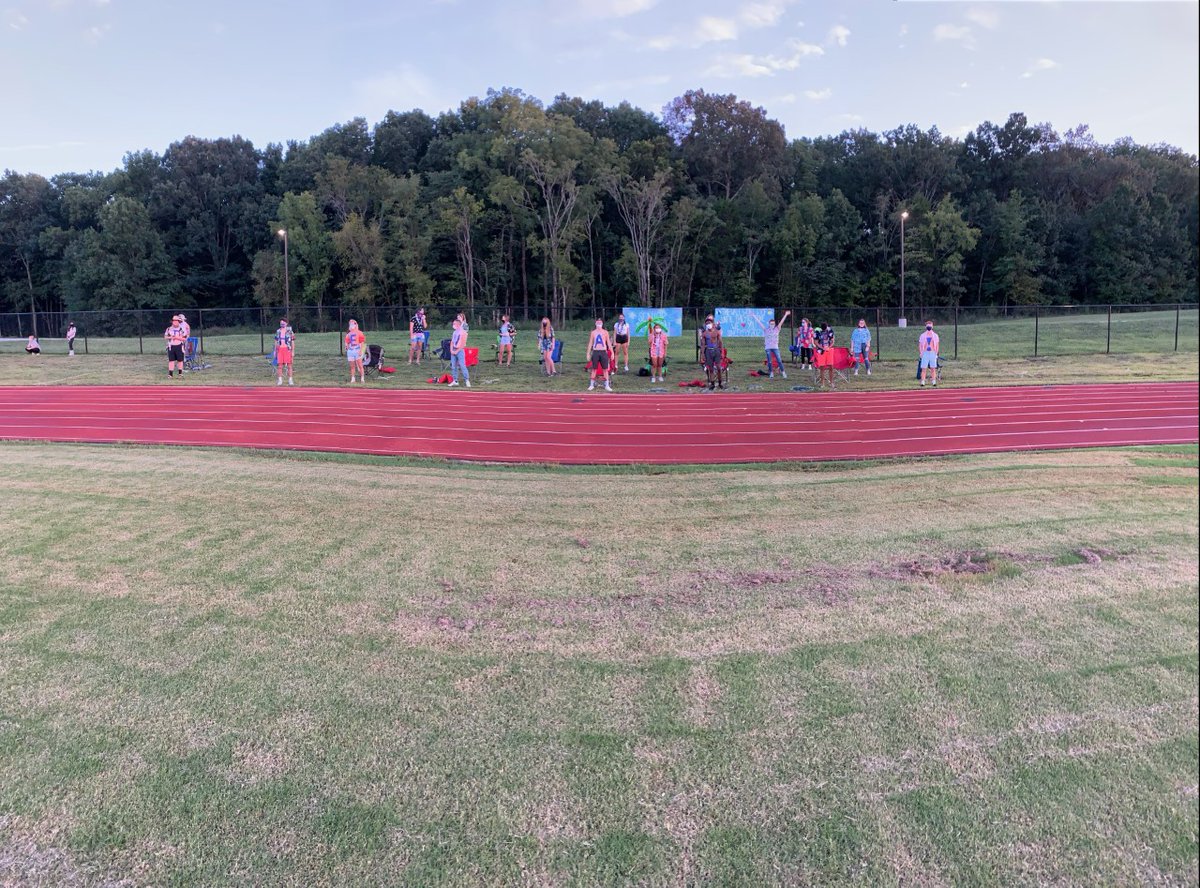 RockvaleSeniors's tweet photo. Showing out even during a pandemic.
Nothing can kill our spirit.
Couldn't be prouder of this senior class.
#Classof2021 #halethevale #rocketsup #FridayNightLights https://t.co/WPzvxrrqF0