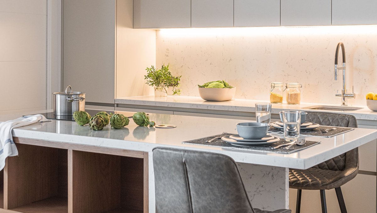 tindas's tweet photo. Cuando diseñamos el interiorismo de una cocina, siempre buscamos que sean abiertas, luminosas y espaciosas. Una isla aporta dinamismo y funcionalidad al espacio, permitiendo conectar más con el resto de habitantes. ✨⁠
·
#tindasproject #interiorismo #cocina https://t.co/RWsFBLnpTj