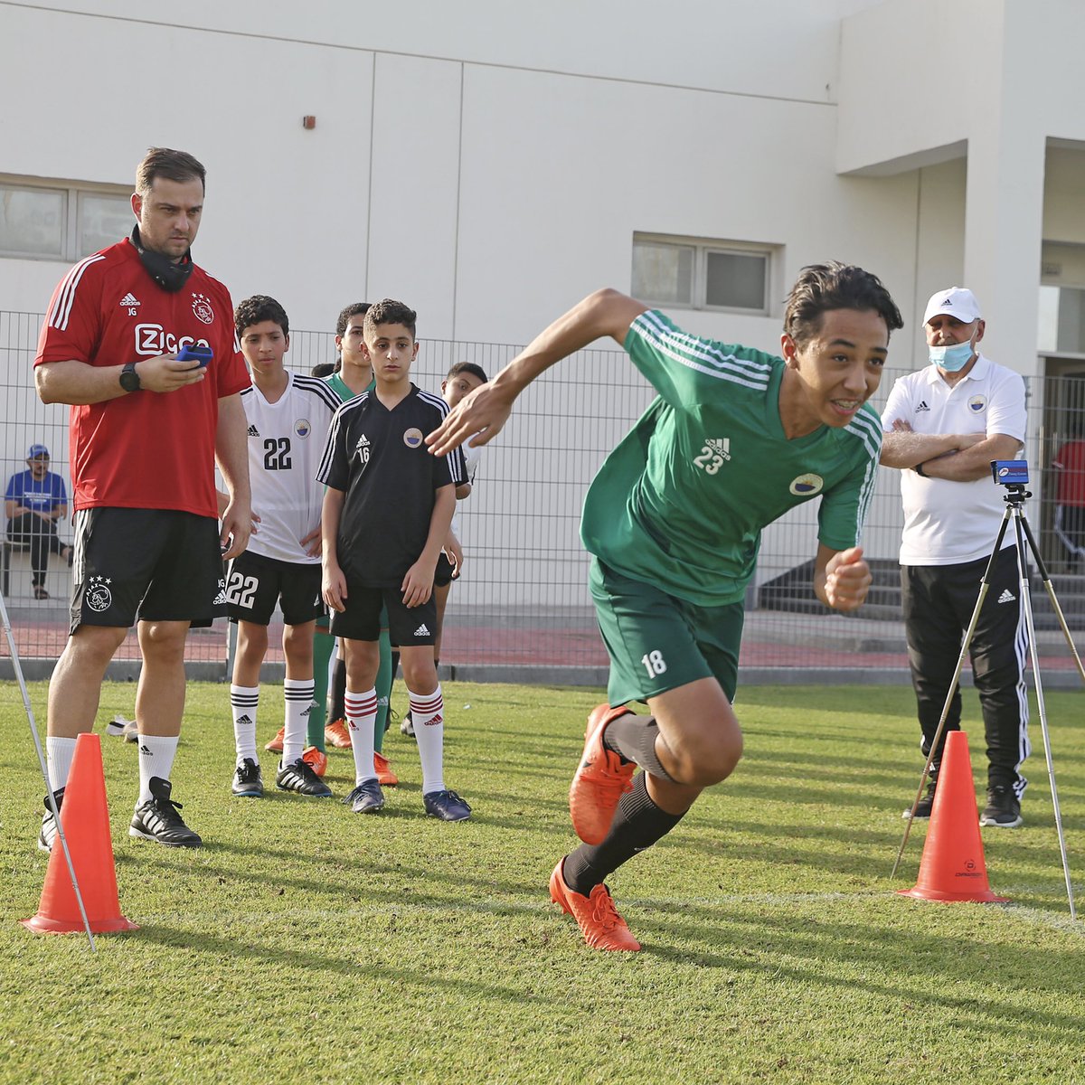 SharjahFC's tweet photo. Dutch visitor " Jantho Greyling " from Ajax Amsterdam Academy in China begins a physical test program to plan loads for our players ( under 14, 15 years old )

#SharjahFC https://t.co/dsBHImYzqf