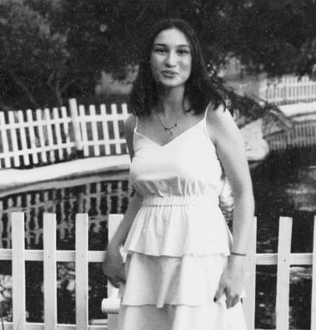 Unutmayın 5 eylül'ü,bugün 15 yaşındaki bi kız öz babasından gördüğü baskılarla canına kıydı ve bu  kıza dinlediği müzik yüzünden iyi ki ölmüş dediler,iyi yapmışlar dediler,kpop dinlemeseydi dediler. Ve ben bir kez daha anladım nasıl bir dünyada yaşadığımı. iğrençsiniz...#Melisa