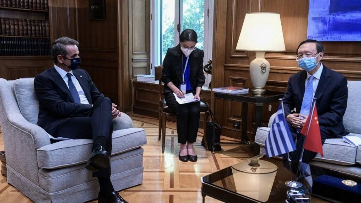 Çin’in dış politika sorumlusu ile Atina'da bir görüşme gerçekleştiren Yunan Başbakan Kiriakos Miçotakis, Türkiye'ye Doğu Akdeniz konusunda acilen uluslararası bir uyarı yapılması gerektiğini söyledi.

Çin'in cevabı "Siz de Çin seddi" çekin olur mu?
