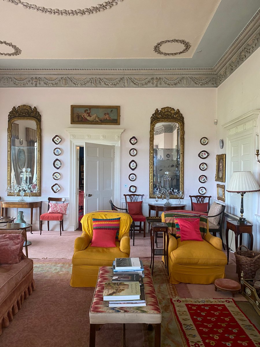 LTRbespoke's tweet photo. There are some houses that combine a wow setting with the perfect design and interior and @glincastle is one of those. Comfortable, enveloping and elegant, Glin, home to Catherine FitzGerald and Dominic West, is the perfect autumn retreat. #glincastle #visitireland https://t.co/syRMFqlD4G