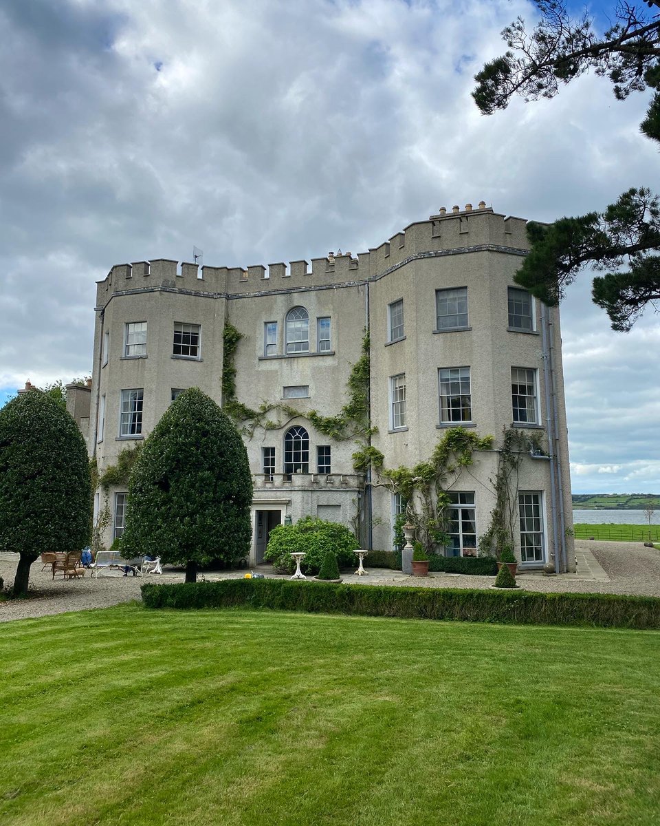 There are some houses that combine a wow setting with the perfect design and interior and @glincastle is one of those. Comfortable, enveloping and elegant, Glin, home to Catherine FitzGerald and Dominic West, is the perfect autumn retreat. #glincastle #visitireland