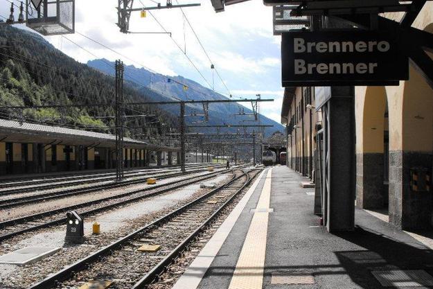 4/ The second Alpine crossing to open is another UP-THE- MOUNTAINS, the Brenner line, completed in 1867. It follows the Adige and Isar valleys up the 1,371m alt of the Brennero pass and then down to the Inn valley in Austria, with a maximum grade of 2,5%, pretty steep for freight