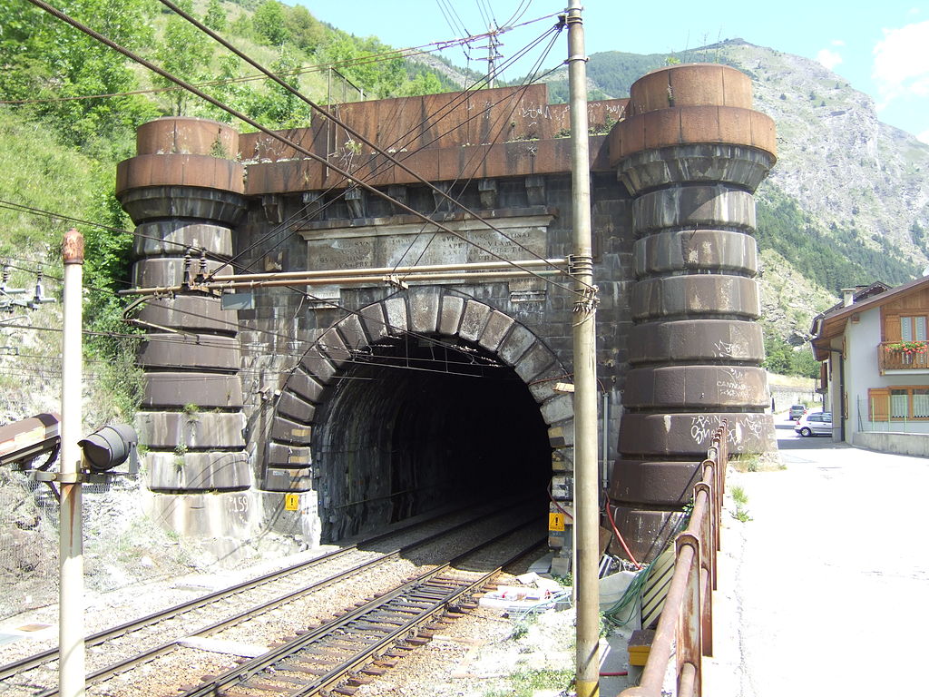 5/ But the dean of Alpine long tunnels is the Frejus. Started in 1857 to connect Turin with Chambery (still part of the the Kindgom of Piedmont at the time) and ultimately Paris, it was completed in 1871. It is 13.6 km long and culminates at 1,335m alt