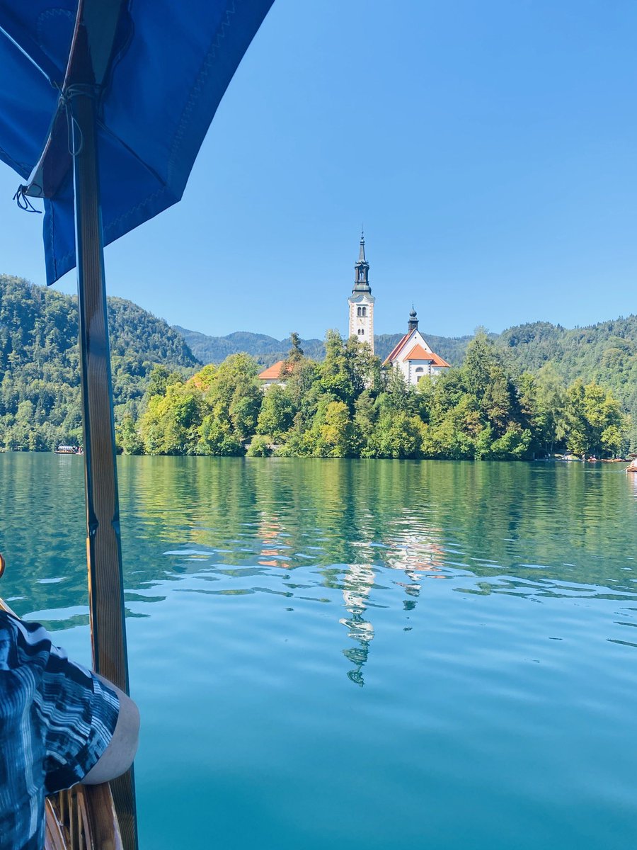 salso14's tweet photo. More views. And a wishing bell. #bled #bledcastle #blejskigrad #lakebled #blejskojezero #vacation #beingatouristinmyowncountry #bledisland #wishingbell #pletna #pletnaboat https://t.co/JuMgmZg7T0