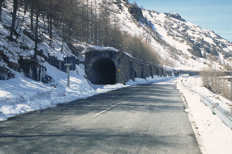 6/ It was a tremendous economic effort for the little kingdom and the construction was forecast to last for 25 years. That is why a meter gauge mountain rail was built across the Mont-Cenis pass, peaking at 2,083m alt. It lasted only a few years. Some tunnels still exist today.