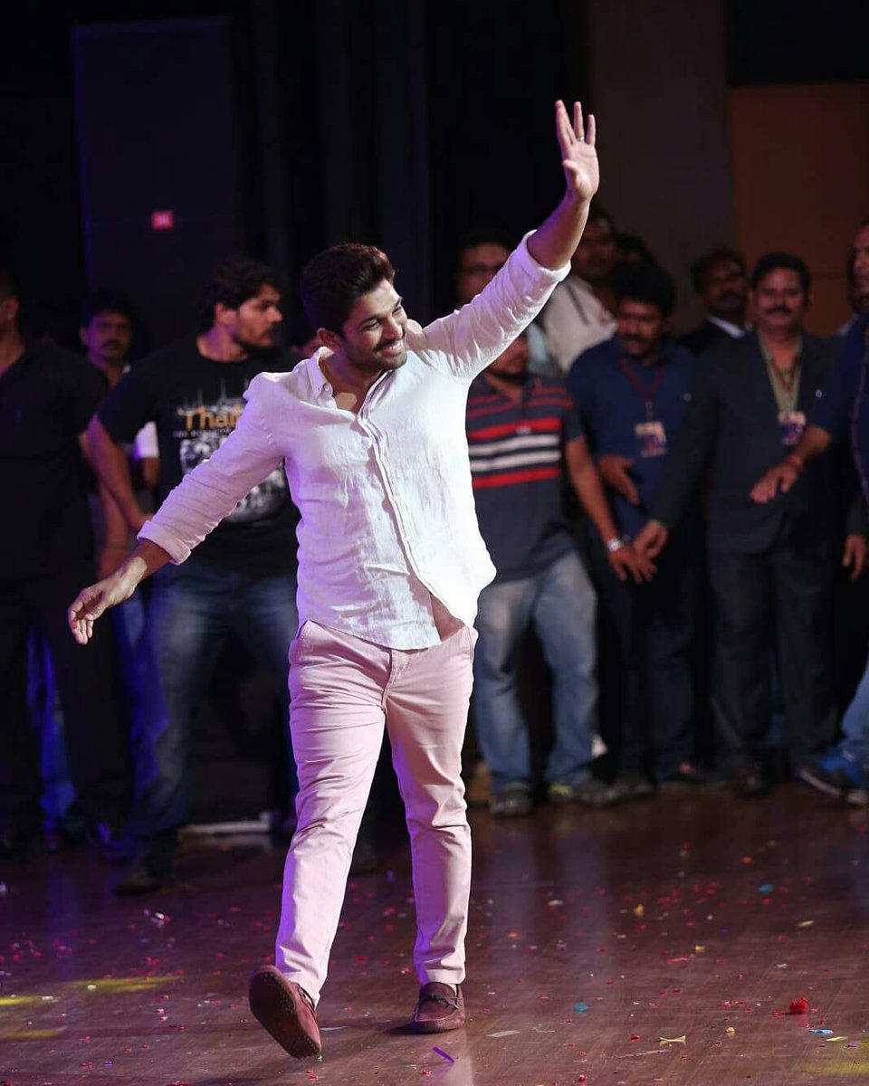 BALU_BUNNY_AA's tweet photo. 30million followers aa anti ayya aa speeduu😍😍❤
#Facebook : 16.51M
#Instagram : 8.39M
#Twitter : 5.14M
--------------- 30MILLION --------------
" #stylesh "మాస్ dominAAtion🔥🤙
@alluarjun 🌟 | #Pushpa https://t.co/eHEdLSvt4f
