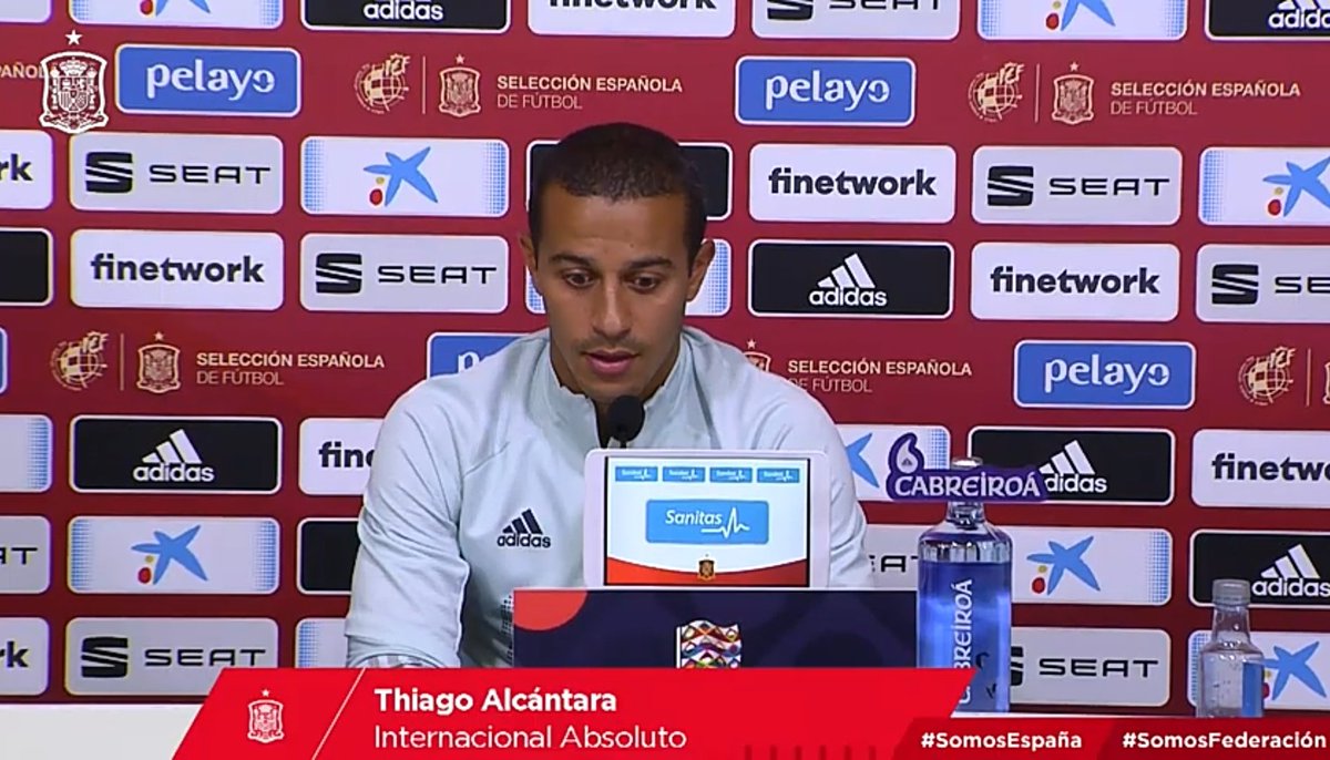 Thiago Alcántara: "El jugador que para mí ha sido referencia es Sergio Busquets. Te fijas en cómo se posiciona, en cómo lidera al equipo: es una gozada verlo jugar y entrenar. Los mediocampistas para seguir evolucionando tenemos que fijarnos en él".