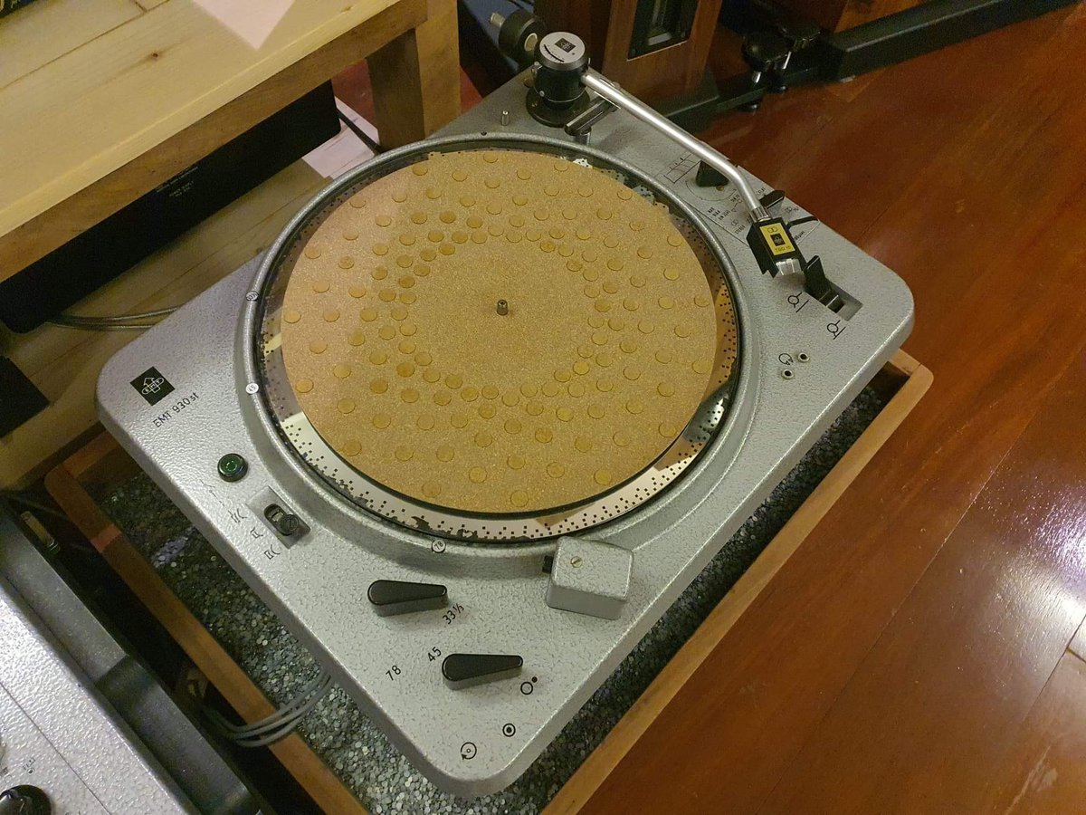 vibesaudiolab's tweet image. Custom Vibes Audio Lab #turntable mat for ultra #highend #system with Cello amplification, EMT 930 ST turntable and Montana Master Reference III Custom #speaker !!! 🔥🔥😱😱