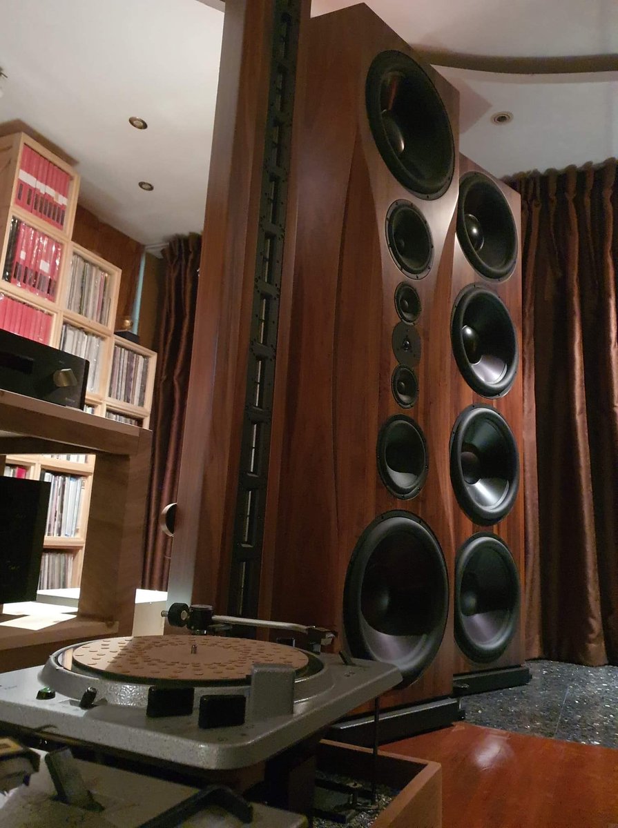 vibesaudiolab's tweet image. Custom Vibes Audio Lab #turntable mat for ultra #highend #system with Cello amplification, EMT 930 ST turntable and Montana Master Reference III Custom #speaker !!! 🔥🔥😱😱