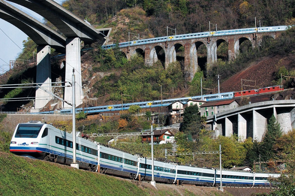 7/ The next one is the Gotthard line, between the upper Ticino and German Swiss cantons, with its 15 km tunnel under the Gottardo pass and its famous approaches using spirals and loops to culminate in the tunnel at 1,150m alt. It opened in 1882.