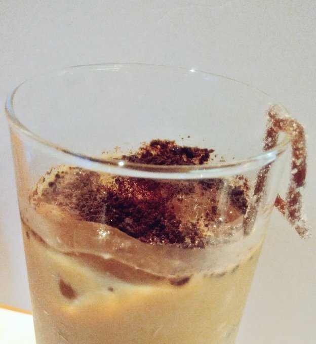 泥水<ミミズ入り>爽やかなカフェオレに土と甘酸っぱいミミズが添えられた1品個人的には好きな味だけどミミズ抜きも頼めます絵の具<アルコール>あちらのお客様から(ゴチ感謝原液チビチビ←→フリードリンクの緑茶や水を交互にキメると味の変化を楽しめてよかった#復讐のいじめ展 