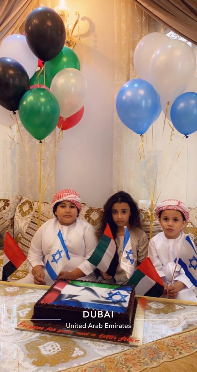 IsraelintheGulf's tweet photo. صورة الأسبوع، صورة السلام..
أطفال بالإمارات يلوحون بالعلمين الإماراتي والإسرائيلي، وطبع العلمان ايضا على كعكة، وبالونات حملت ألوان العلمين 🇮🇱 🇦🇪🕊 @kaisos1987 https://t.co/w0rwsX6AlY