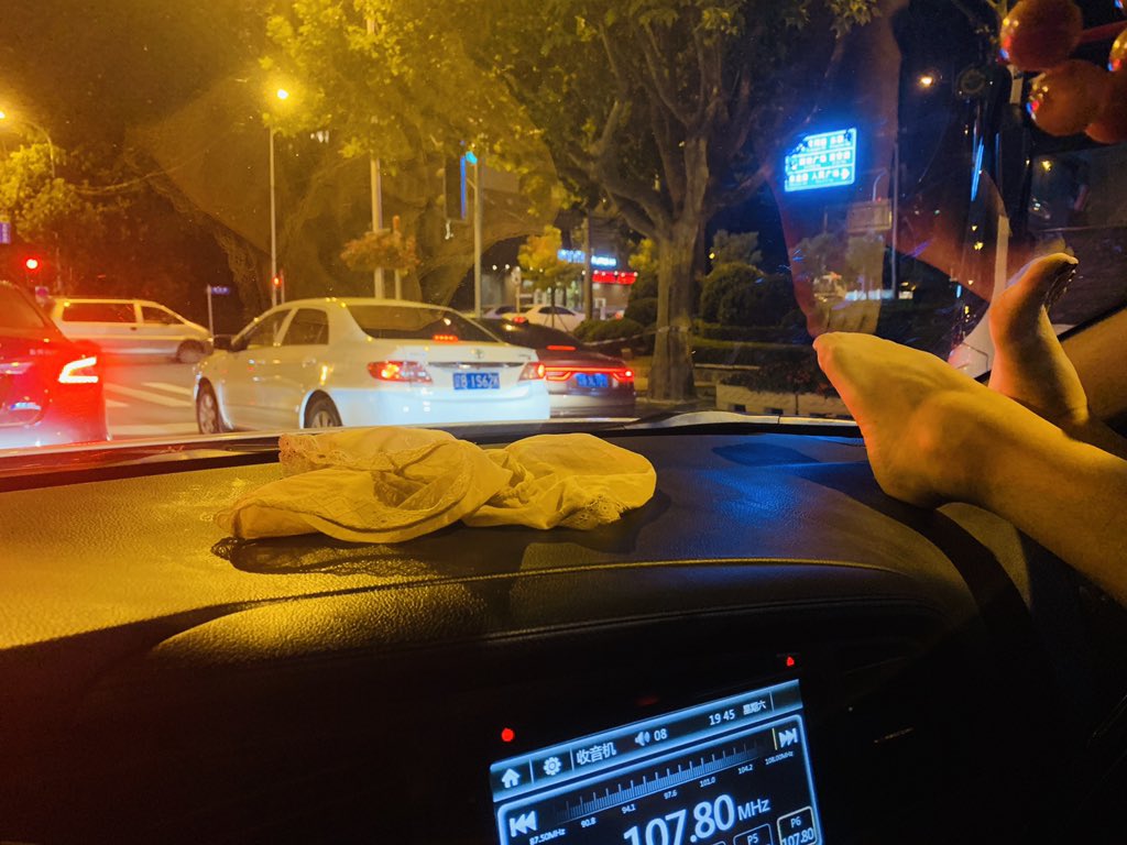遇上红灯，旁边车的司机都要看一眼我的前挡风。