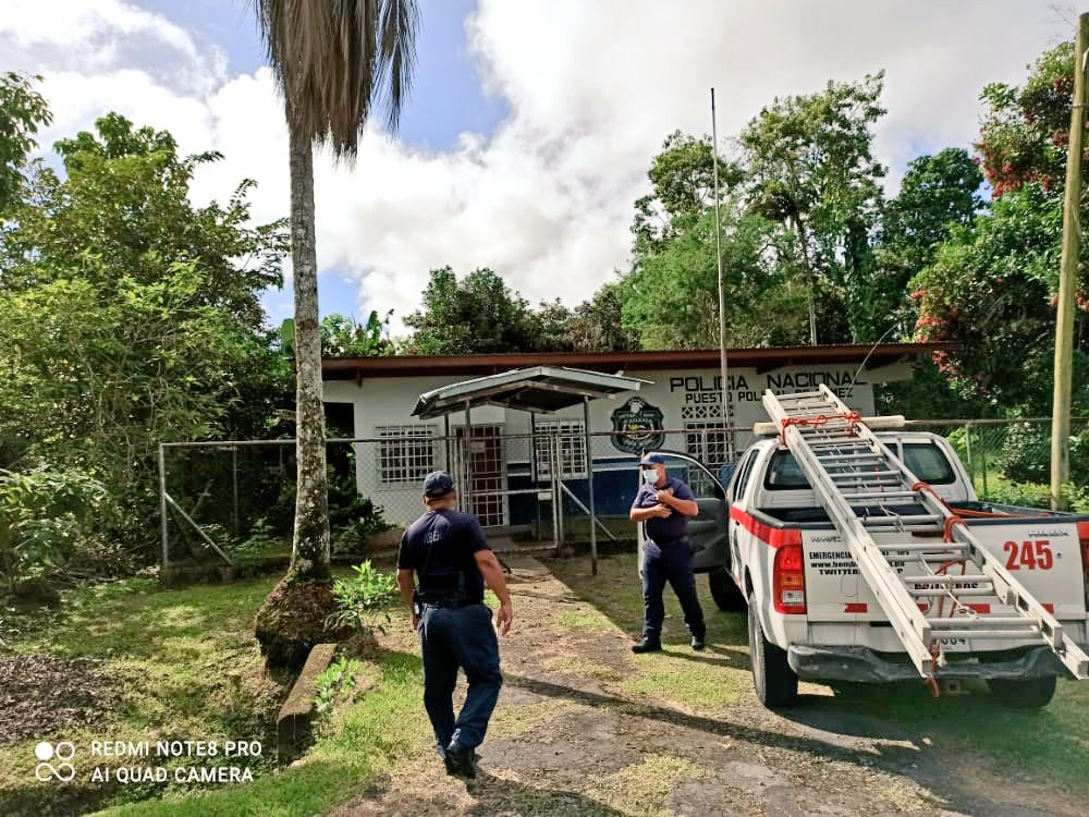 #Bugaba por solicitud de @ProtegeryServir nuestros #CamisasRojas apoyan en el corte de una palma seca cercana a la Subestación del corregimiento de Gomez.