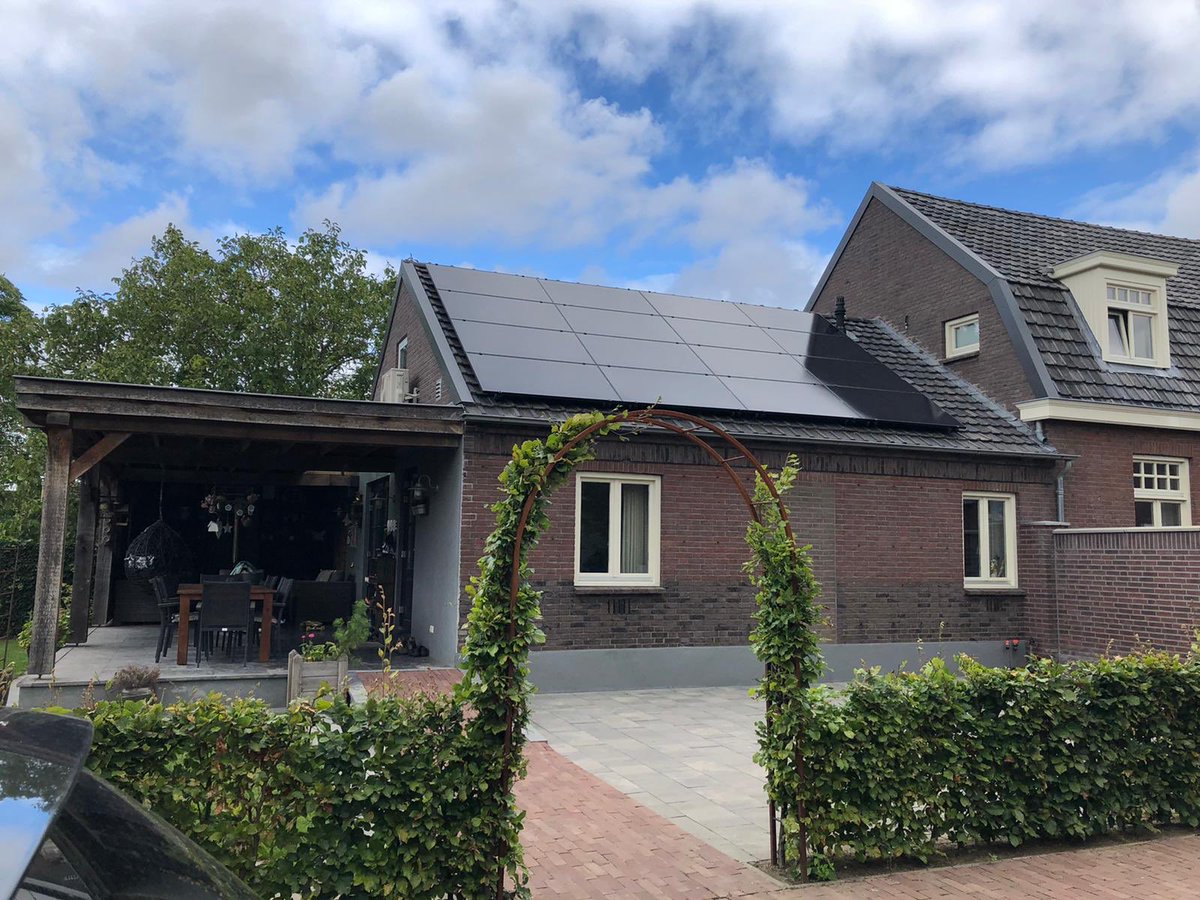 RegioService's tweet photo. Deze week weer diverse zonnepanelen gemonteerd met @Enphase micro omvormers. 25j productgarantie. #laatdezonmaarschijnen https://t.co/5kj01Fpi0f