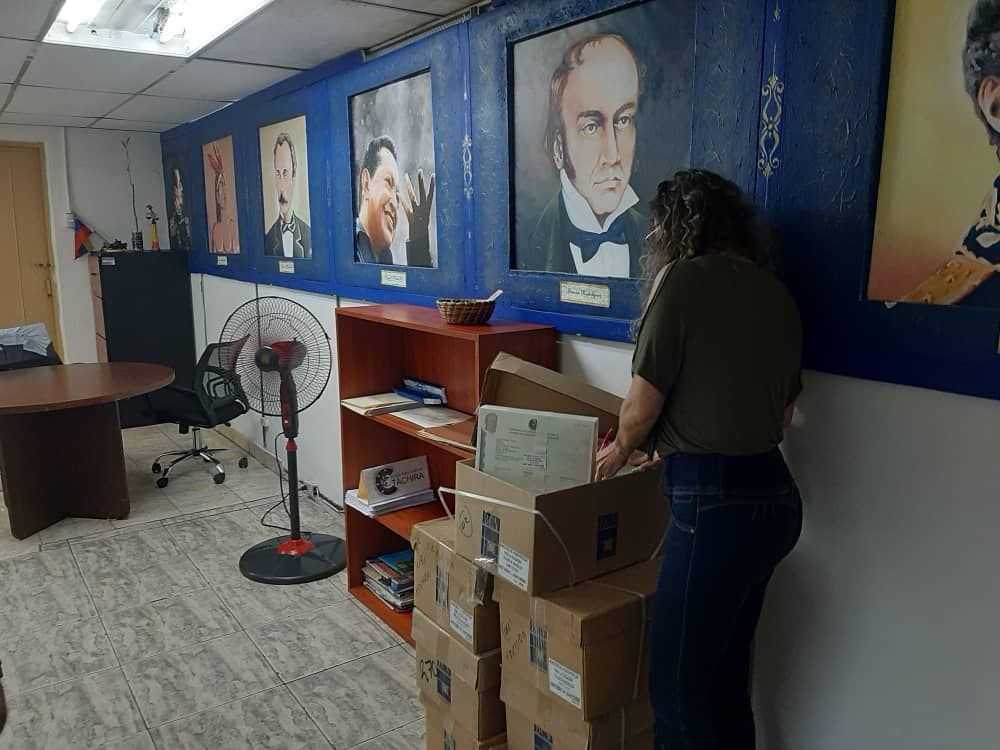 Gracias al apoyo del Comandante <a href="/FreddyBernal/">Freddy Bernal</a> y al Comisario Verde, hoy llegan a @ZonaEducTachira los formatos de los títulos, los cuales serán entregados la próxima semana a las instituciones de Media General y Media Técnica
#PatriaProductiva
@psuvaristobulo
@MPPEDUCACION